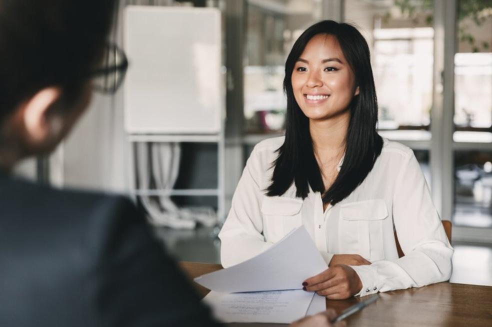 Người lao động nên chuẩn bị hồ sơ đầy đủ và ăn mặc lịch sự để ghi điểm với nhà tuyển dụng